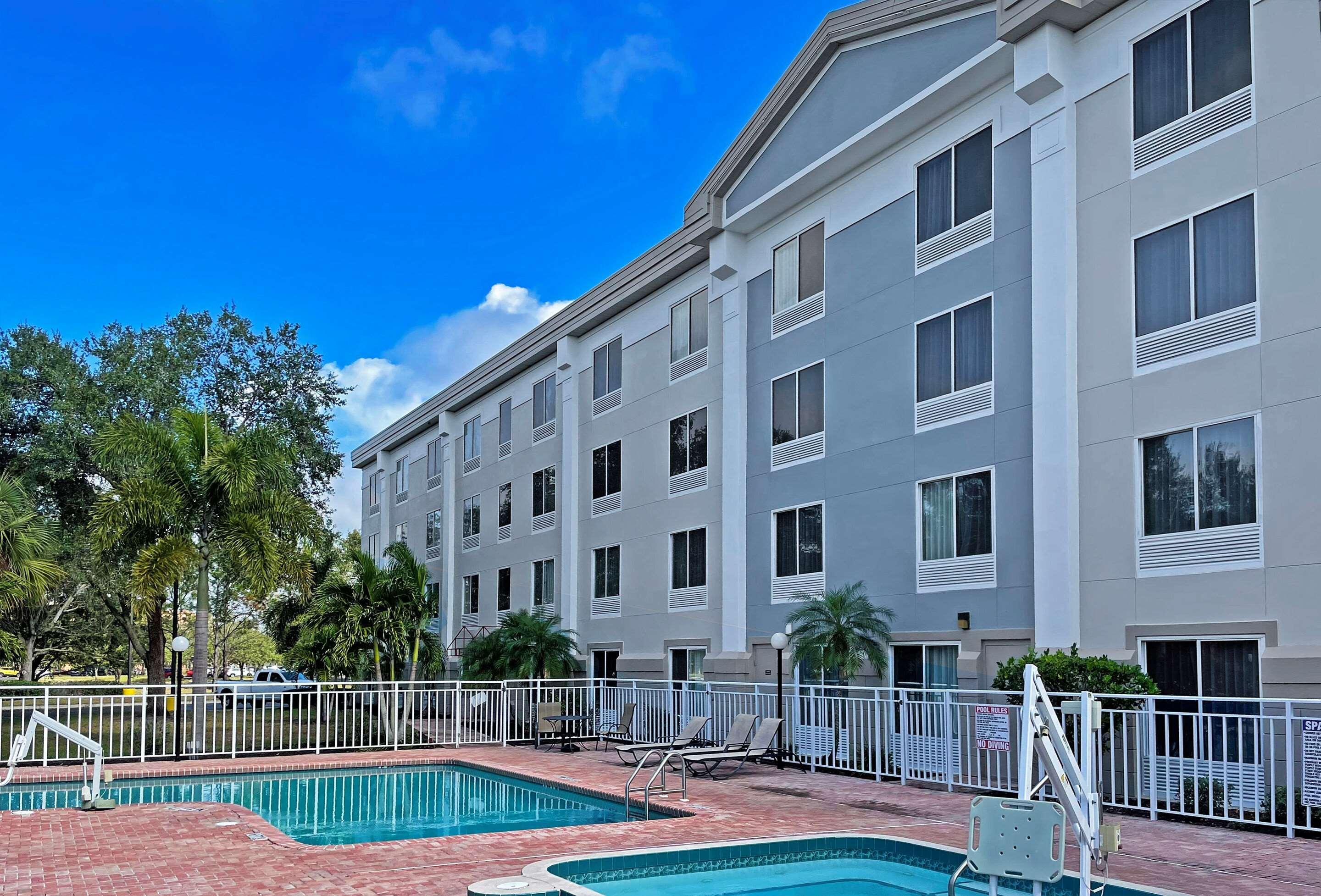 Comfort Inn & Suites Sarasota I75 The Meadows Exterior foto