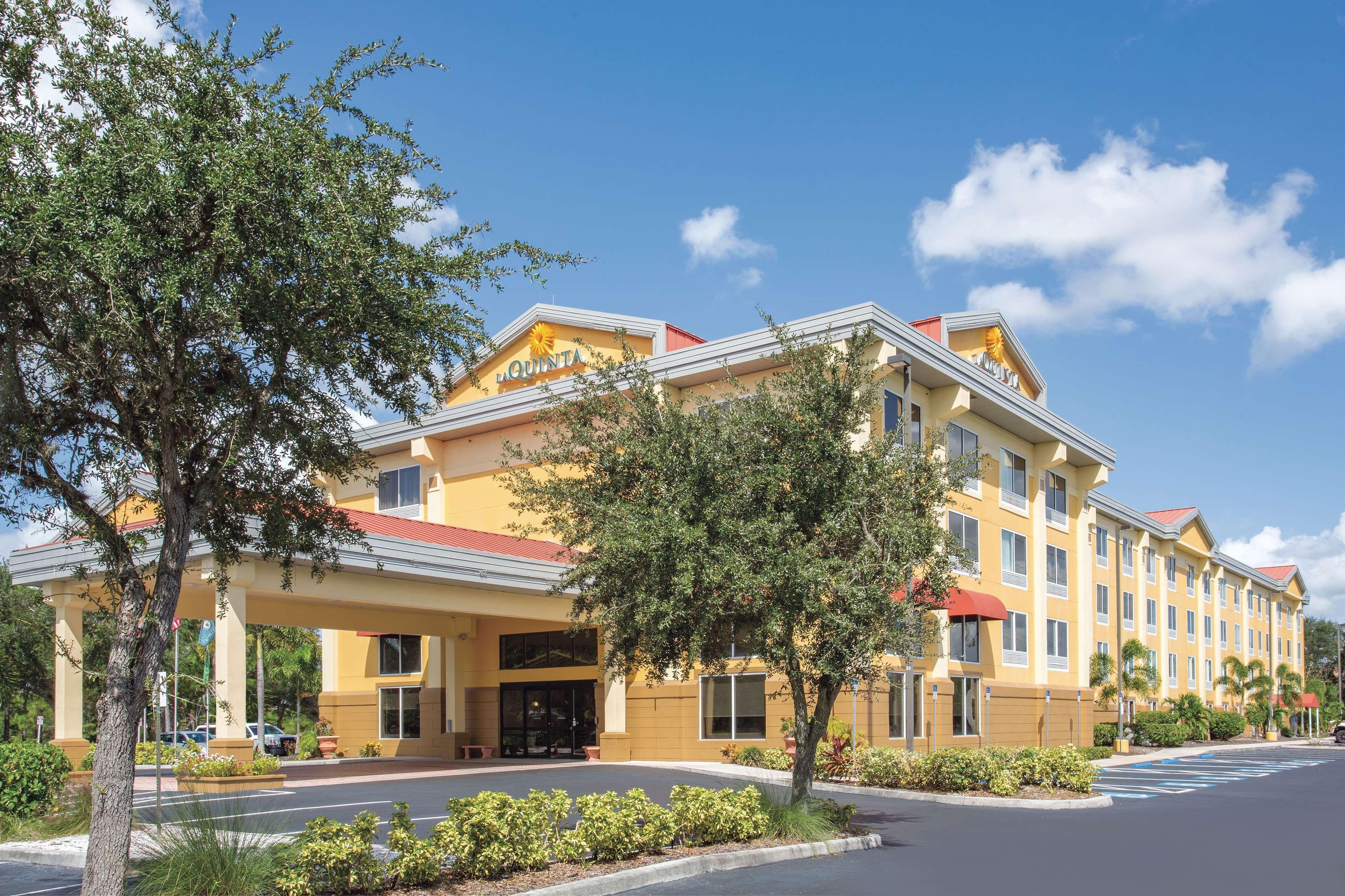 Comfort Inn & Suites Sarasota I75 The Meadows Exterior foto